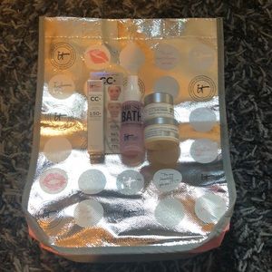 NWOT it cosmetics Creams, Brush Bath, & Bag